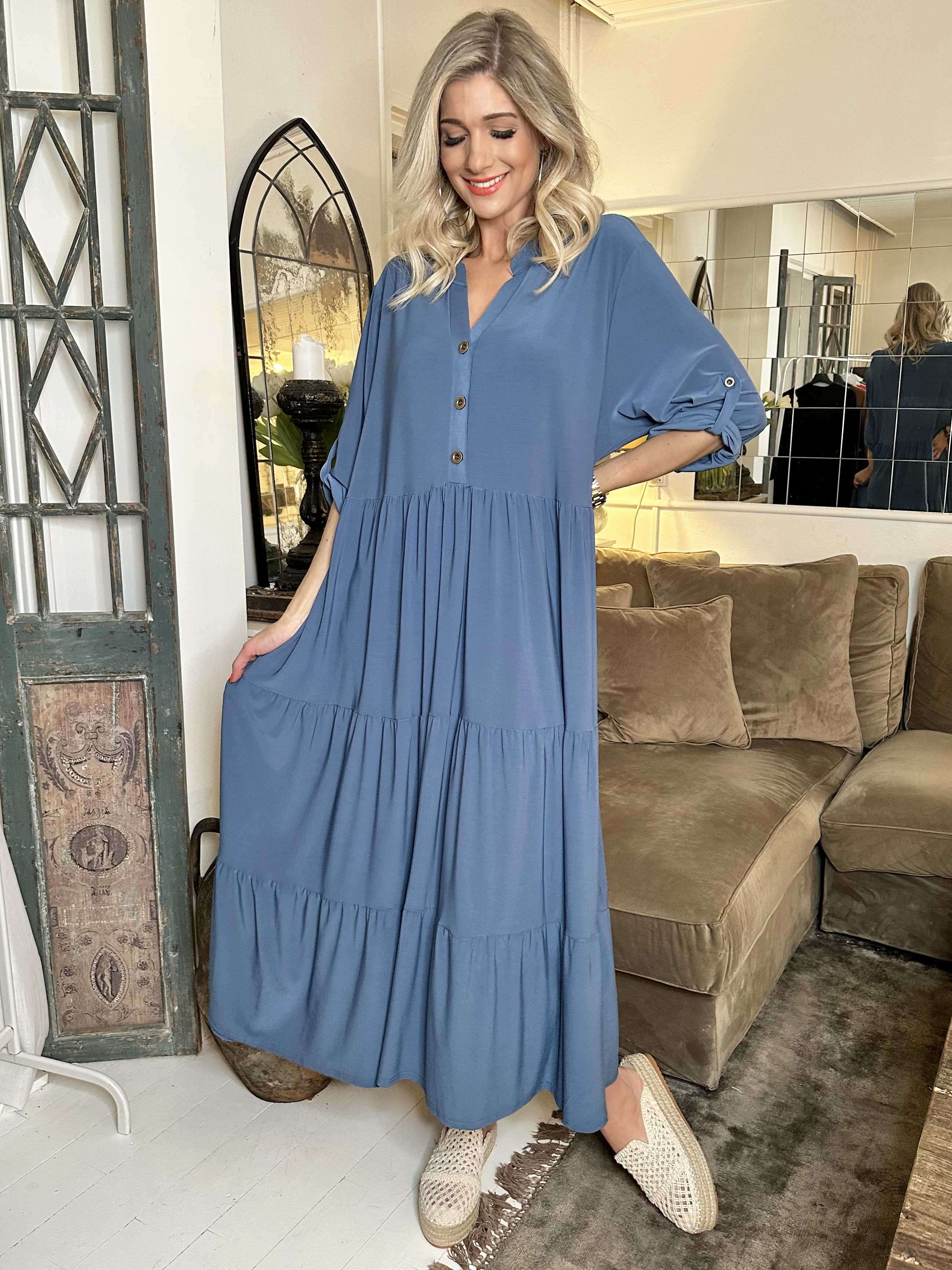 Milano Plain - Lang ensfarvet kjole med lag på lag look